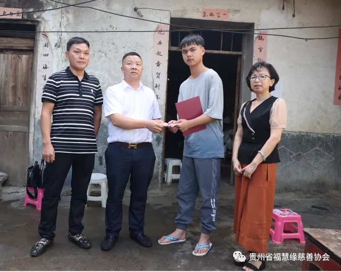 2021年 8月12日,貴州省?；劬壌壬茀f(xié)會(huì)會(huì)長(zhǎng)王文軍、副會(huì)長(zhǎng)韋敏,六盤(pán)水分會(huì)會(huì)長(zhǎng)鄧祖旭等一行赴六枝特區(qū)梭戛鄉(xiāng)中寨村慰問(wèn)即將進(jìn)入大學(xué)學(xué)習(xí)的優(yōu)秀貧困高考學(xué)生龍忠相